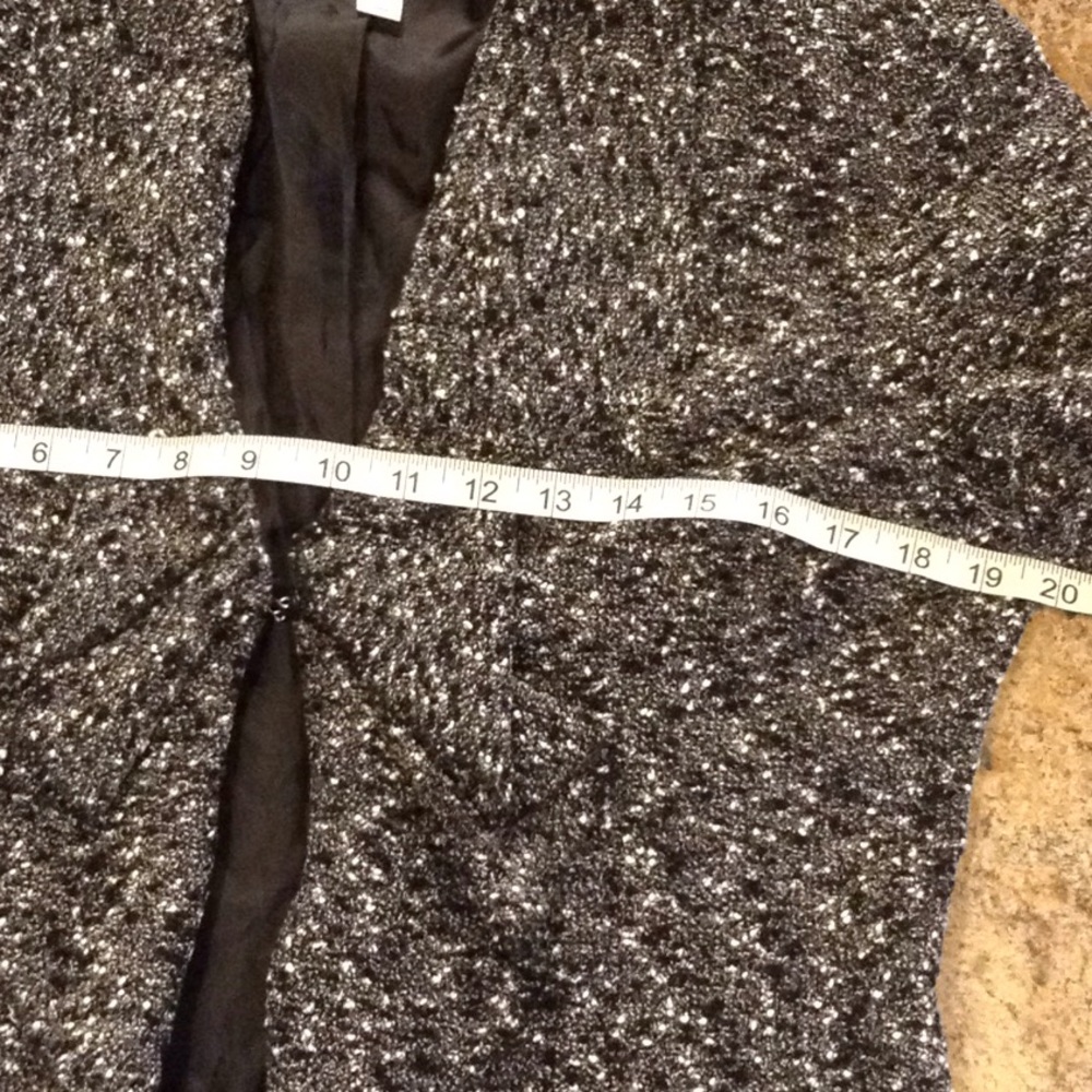 Elegant Ruffled Blazer - Picture 3 of 8
